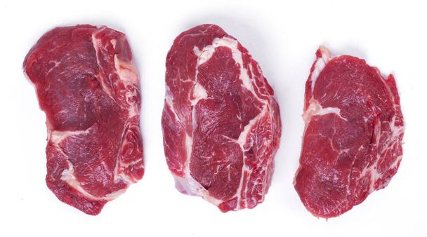 Eten. Rauwe biefstuk op tafel - Foto, afbeelding