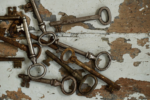 Traditioneel. Oude, rustieke sleutels op tafel - Foto, afbeelding