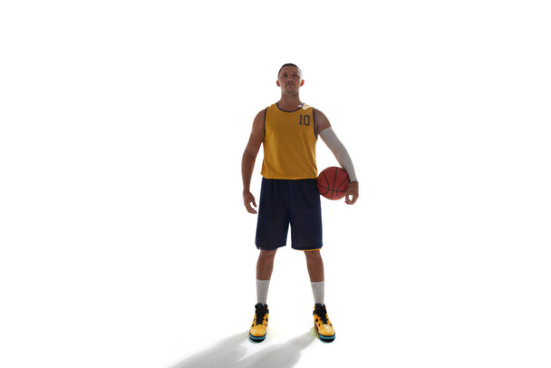 Jogador de basquete isolado em branco. - Foto, Imagem
