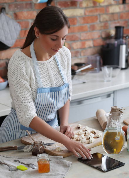 Mulher bonita assar na cozinha. alimentos feitos à mão - Foto, Imagem