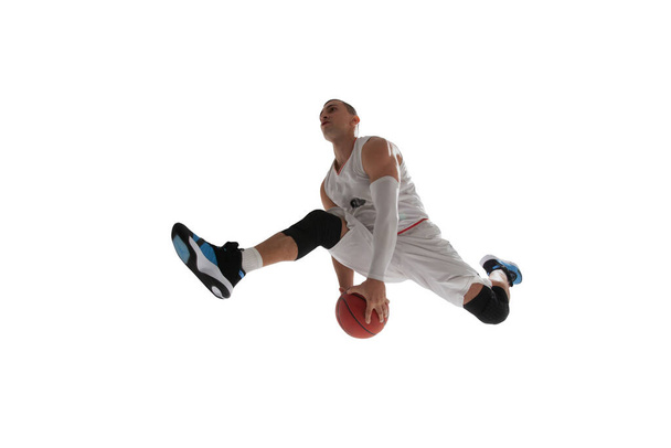 Basketbalista izolovaný na bílém. - Fotografie, Obrázek