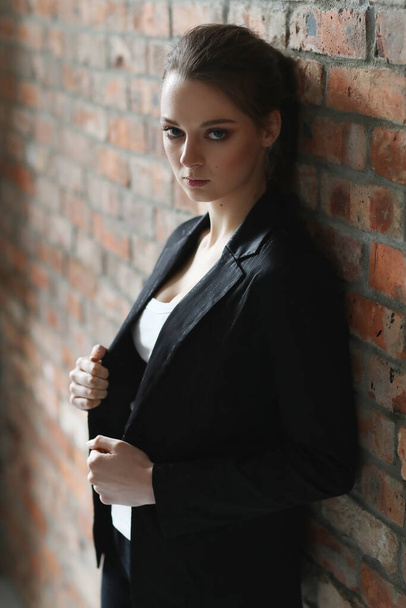 kobieta w czarnej kurtce - Zdjęcie, obraz