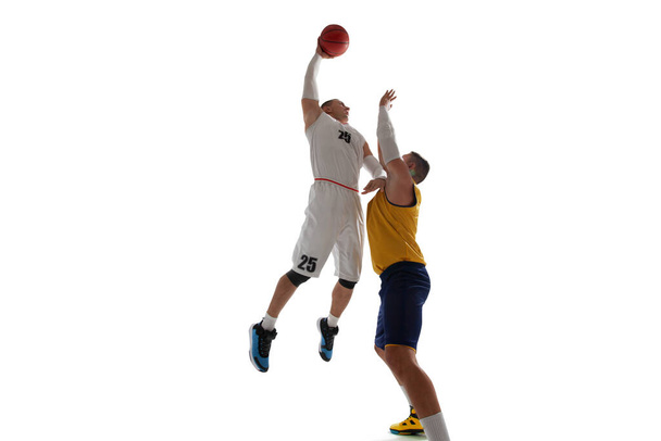 Basketbalisté izolovaní na bílém. - Fotografie, Obrázek