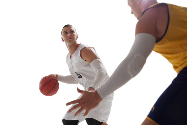 Баскетболісти ізольовані на білому
. - Фото, зображення
