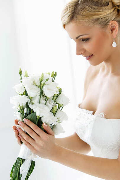 Mariage. Jolie mariée avec beau bouquet
 - Photo, image