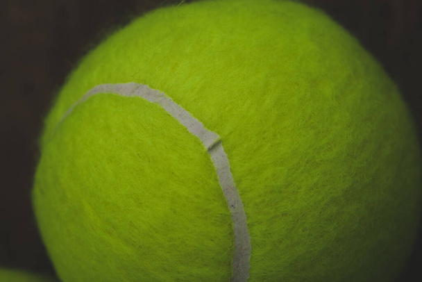 balle de tennis sur la table - Photo, image