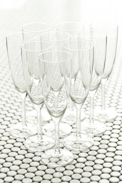 Festeggiamenti. Bicchiere di champagne sul tavolo - Foto, immagini