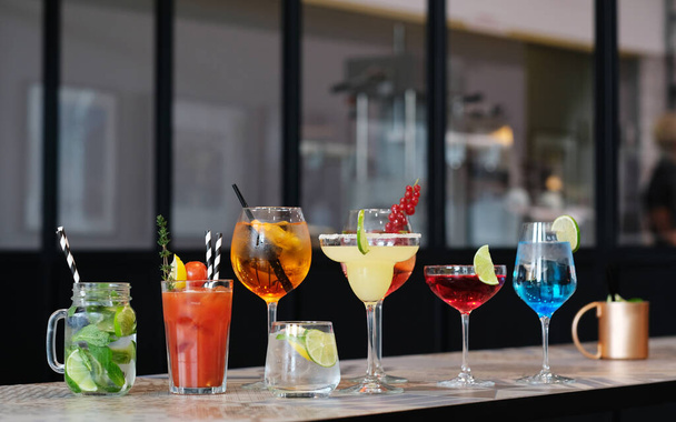 Bar. Verschiedene Cocktails auf dem Tisch - Foto, Bild