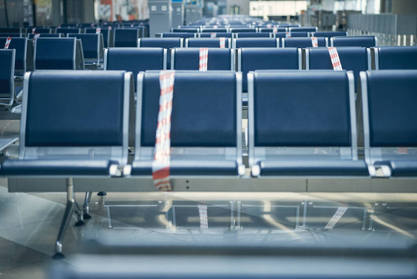 Nykyaikainen lentoaseman odotusalue, jossa on turvateippi tuolilla - Valokuva, kuva