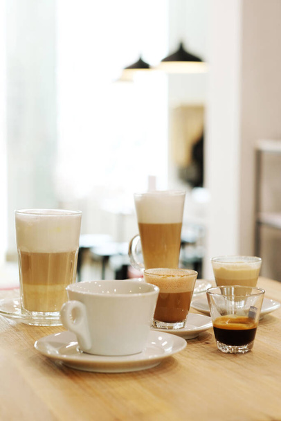 Kahvilassa. Herkullinen cappuccino pöydällä - Valokuva, kuva