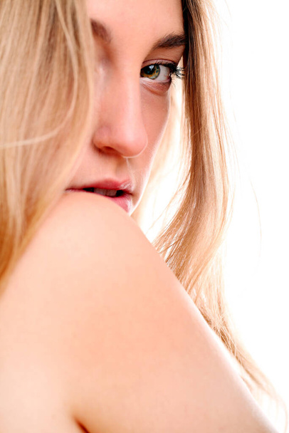 Beyaz arka plan üzerinde poz seksi genç kadın - Fotoğraf, Görsel