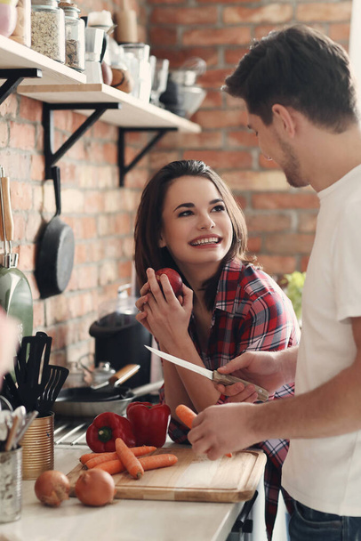 Schöne Paar genießen in der Küche - Foto, Bild