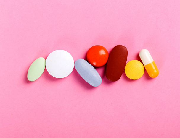 Medicina, farmacia. Tabletas sobre la mesa - Foto, imagen