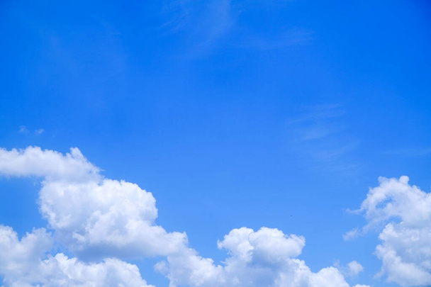 blauer Himmel mit Wolken Hintergrund - Foto, Bild