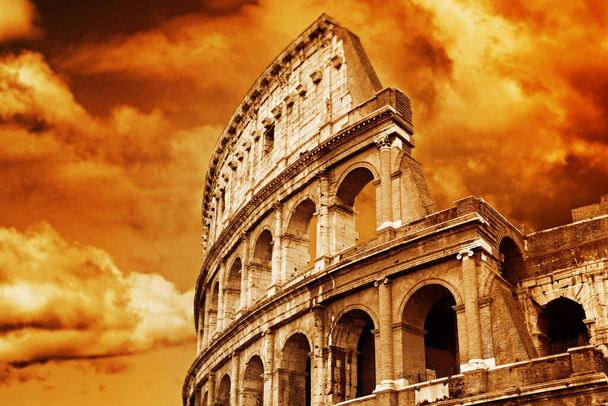 Kolosseum ist ein altes, berühmtes Bauwerk in Rom, Italien - Foto, Bild