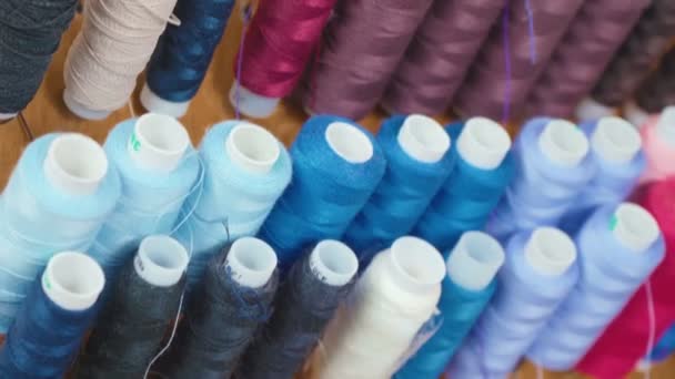 Hilos de algodón multicolor en taller - Imágenes, Vídeo