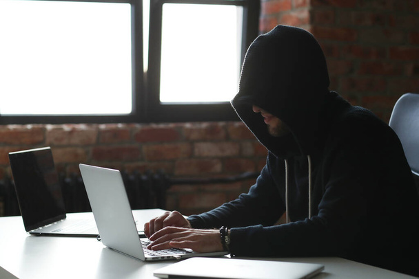 Haker przed swoim komputerem - Zdjęcie, obraz