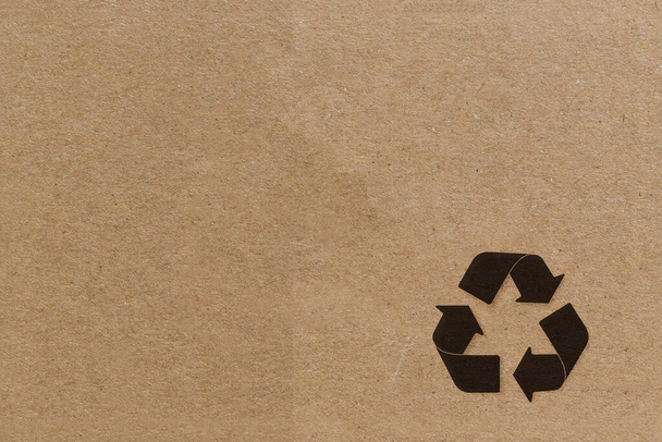 Fekete újrahasznosítás szimbólum karton háttér. - Fotó, kép