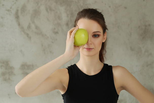 γυναίκα με πράσινο μήλο - Φωτογραφία, εικόνα