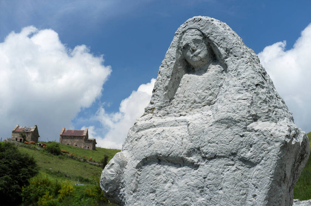 Το Virgin of the Lobbia είναι ένα θρησκευτικό γλυπτό από πέτρα που αναπαριστά το Piet, το οποίο χρονολογείται από τα μέσα του 19ου αιώνα, άγνωστος καλλιτέχνης που βρίσκεται στο Περιφερειακό Πάρκο Φύσης της Lessinia. - Φωτογραφία, εικόνα