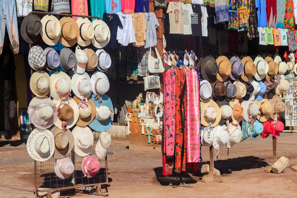 Oblečení a doplňky na prodej na pouličním orientálním bazaru v Egyptě - Fotografie, Obrázek