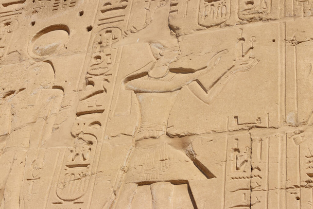 Antiguas pinturas egipcias y jeroglíficos en la pared en Karnak Temple Complex en Luxor, Egipto - Foto, imagen