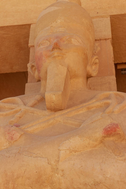Άγαλμα του Φαραώ στο Νεκροταφείο Ναός της Χατσεπσούτ στο Λούξορ, Αίγυπτος - Φωτογραφία, εικόνα
