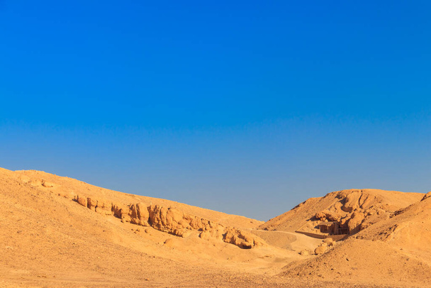 Κοιλάδα των βασιλέων στη Δυτική Όχθη του Νείλου ποταμού στο Λούξορ, Αίγυπτος - Φωτογραφία, εικόνα