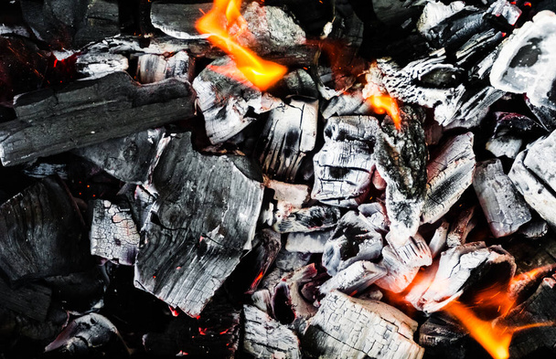 Braci ardenti di fuoco, carboni vivi, carbone ardente sullo sfondo, primo piano, carbone incandescente - Foto, immagini