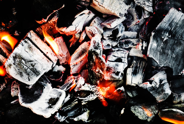 Braci ardenti di fuoco, carboni vivi, carbone ardente sullo sfondo, primo piano, carbone incandescente - Foto, immagini