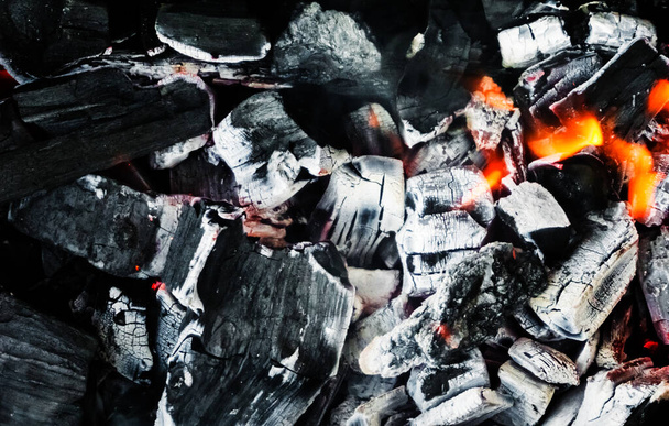 Brasas ardientes de fuego, carbones vivos, carbón quemado en la textura del fondo, primer plano, carbón brillante - Foto, Imagen