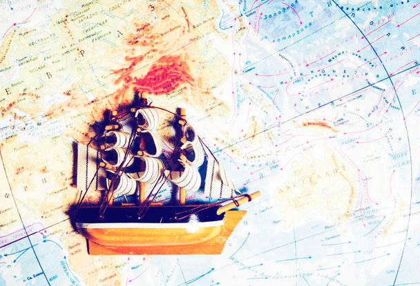 Croisières rétro jouet avec carte du vieux monde en utilisant comme fond de transport. Concept en voyage d'affaires sur terre, tonique - Photo, image