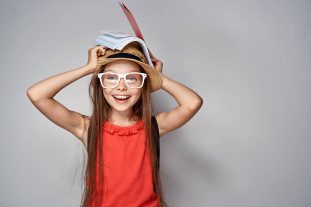 κοριτσάκι φορώντας καπέλο μαθήτρια μάθηση εκπαίδευση κόκκινο t πουκάμισο - Φωτογραφία, εικόνα