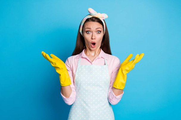 Portrait of astonished girl impressed covid infection stop spread disinfection information scream wow omg wear pink shirt rubber gloves isolated over blue color background - Фото, зображення