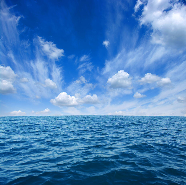Superfície azul da água do mar no céu - Foto, Imagem