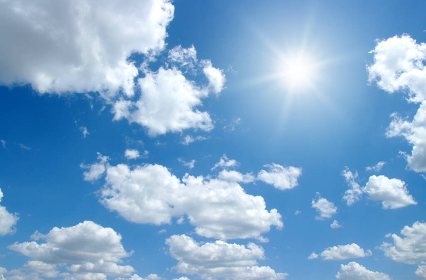 сонце на фоні блакитного неба
 - Фото, зображення