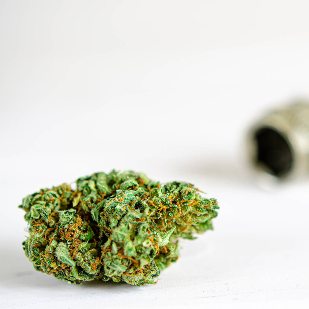 Свіжа медична марихуана ізольована на білому тлі. Терапевтичний і лікувальний канабіс
 - Фото, зображення