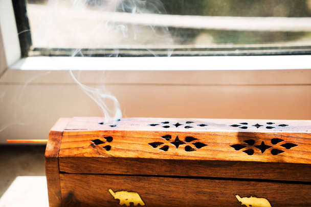Agarbatti ou bâtonnets d'encens émettant de la fumée parfumée - Photo, image