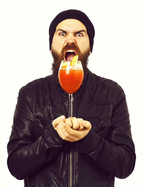 Brutal caucasian hipster holding alcoholic beverage or fresh cocktail - Фото, зображення