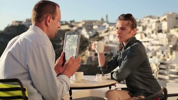Couple taking photo with tablet - Materiał filmowy, wideo