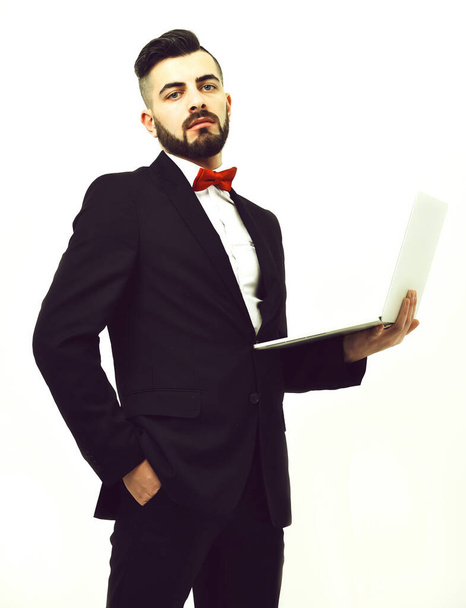 Itsevarma liikemies tai johtaja parta omistaa valkoinen kannettava tietokone - Valokuva, kuva