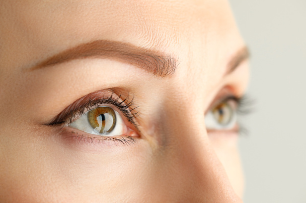 Großaufnahme des Gesichts einer Frau mit einer dauerhaften Augenbraue - Foto, Bild