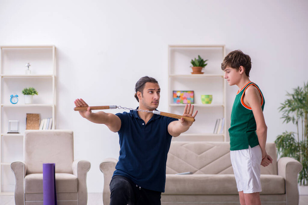 Padre e hijo haciendo ejercicios deportivos en interiores - Foto, imagen