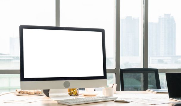 Lege computer monitor scherm voor ontwerp mock up template in moderne kleine kantoor interieur of kantoor thuis. Stijlvolle werkplek voor creatieve beroepen. - Foto, afbeelding