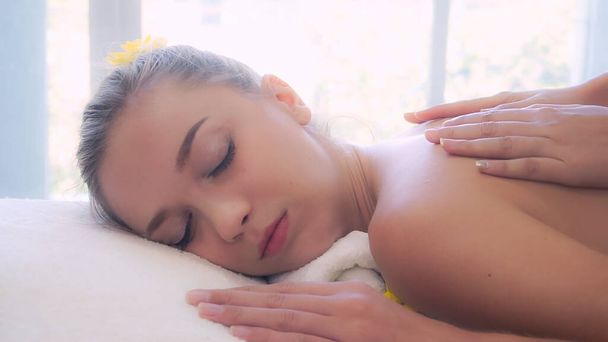 Femme détendue se faire masser le dos dans un spa de luxe avec un massothérapeute professionnel. Concept de bien-être, guérison et relaxation. - Photo, image