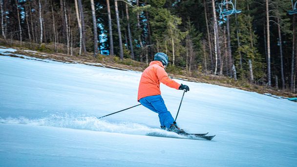 Vitanova Eslováquia 19 de fevereiro de 2020 Homem esquiando na encosta durante um dia ensolarado, Eslováquia - Foto, Imagem