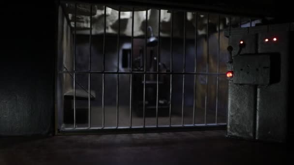 close-up záběry miniaturní hračky vězení klece pod mystickým světlem - Záběry, video
