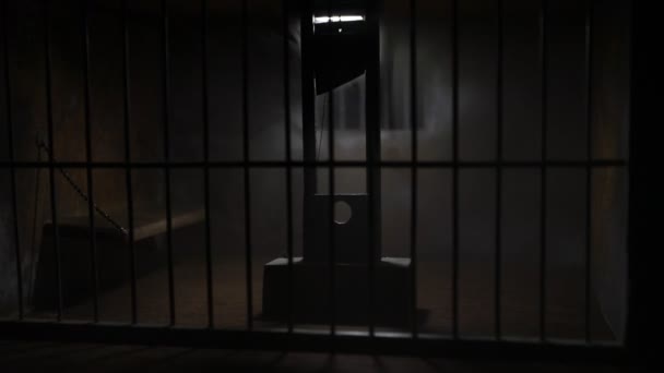 крупним планом кадри мініатюрної іграшкової тюремної клітки під містичним світлом
 - Кадри, відео