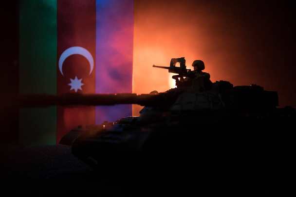 Концепция азербайджанской армии. Силуэт бронетехники против азербайджанского флага. Творческое художественное оформление. Военные силуэты боевой сцены темные тонированные туманный фон. Селективный фокус - Фото, изображение