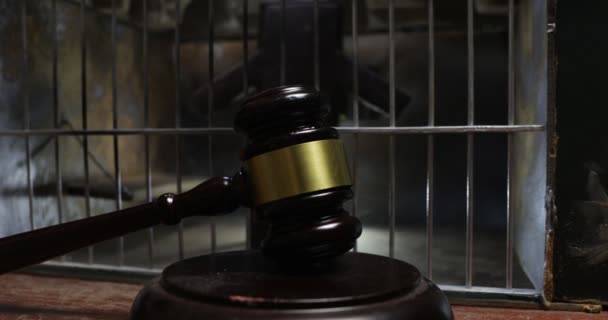 Nahaufnahmen von Miniatur-Spielzeug-Gefängniskäfig unter mystischem Licht - Filmmaterial, Video